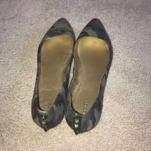 Gently used women’s army print flats!!